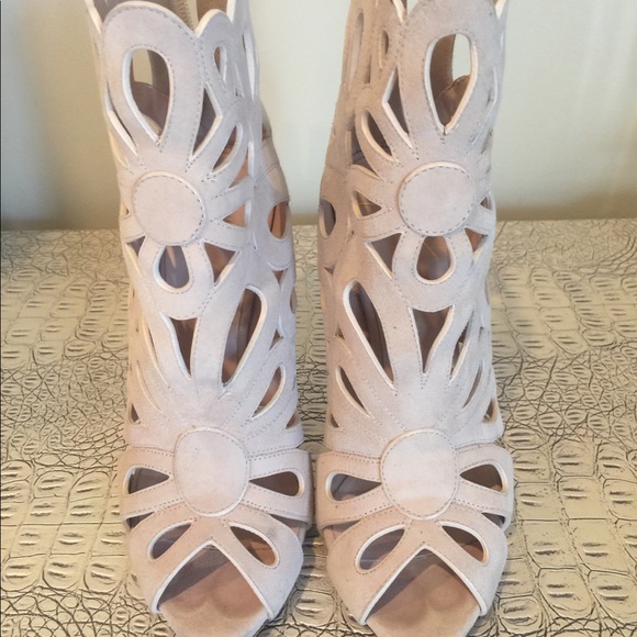 Heels - Picture 3 of 4